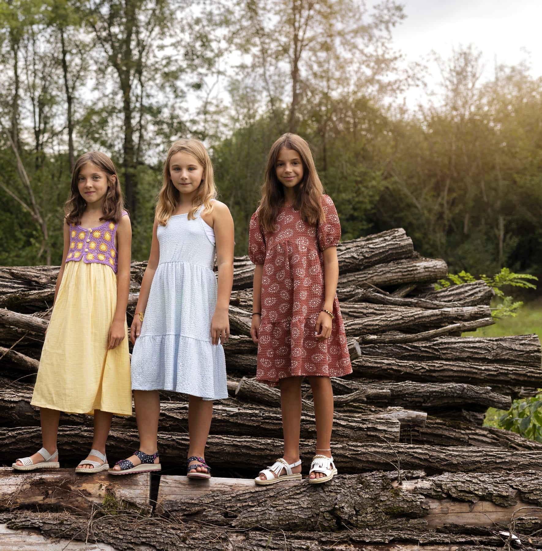 Tres niñas comparten un momento juntas en la naturaleza