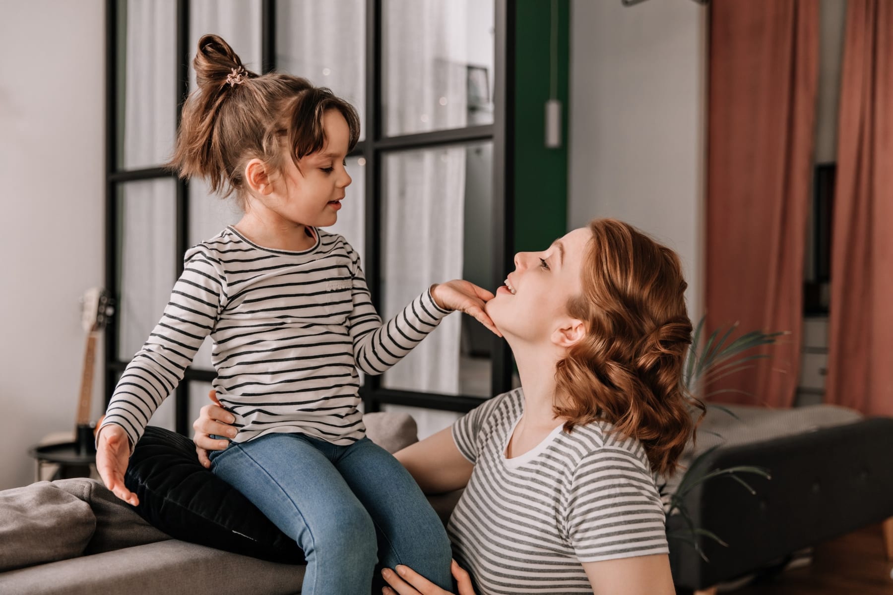 Una niña comparte una conversación cercana con su madre