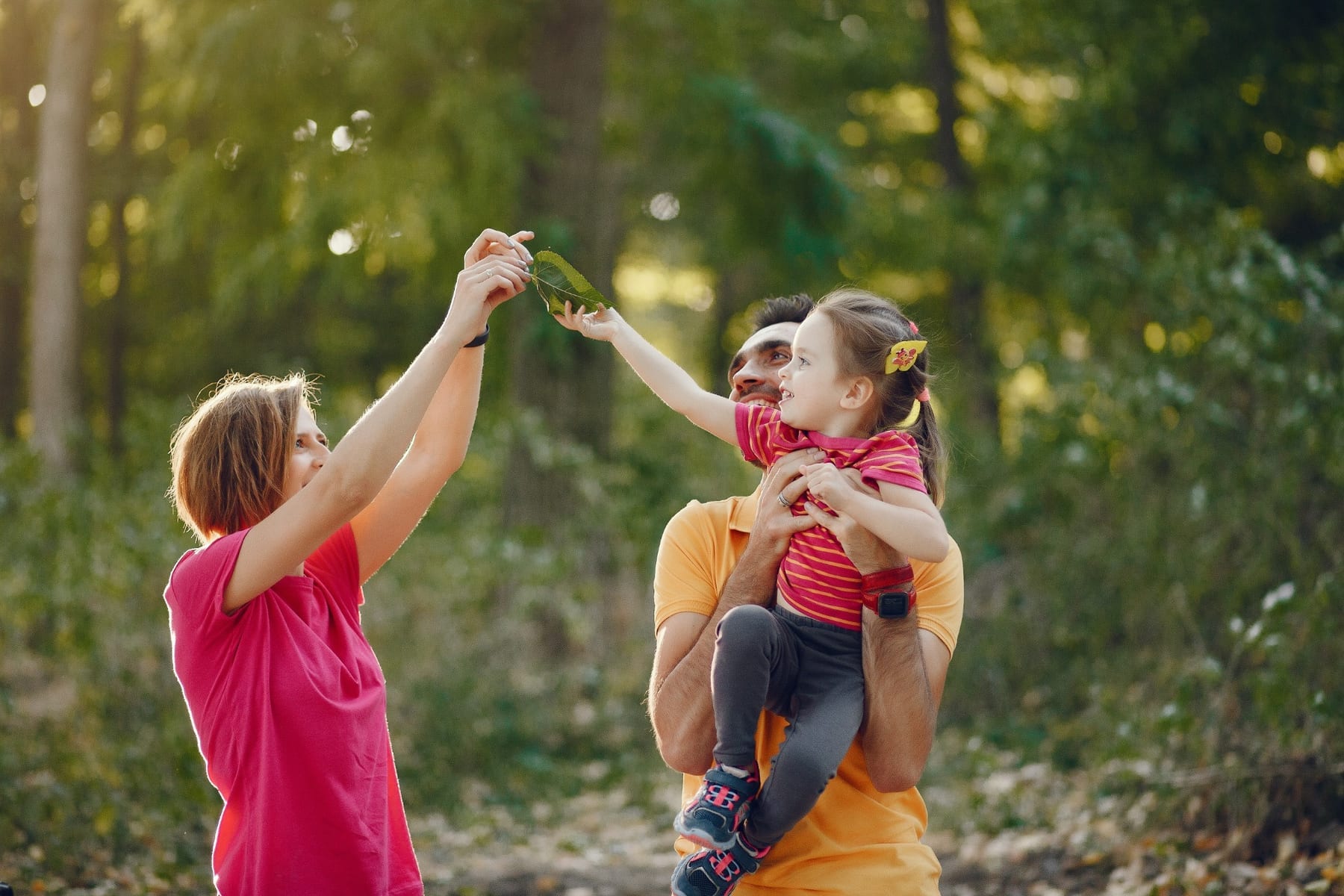 Una familia juega y comparte tiempo al aire libre