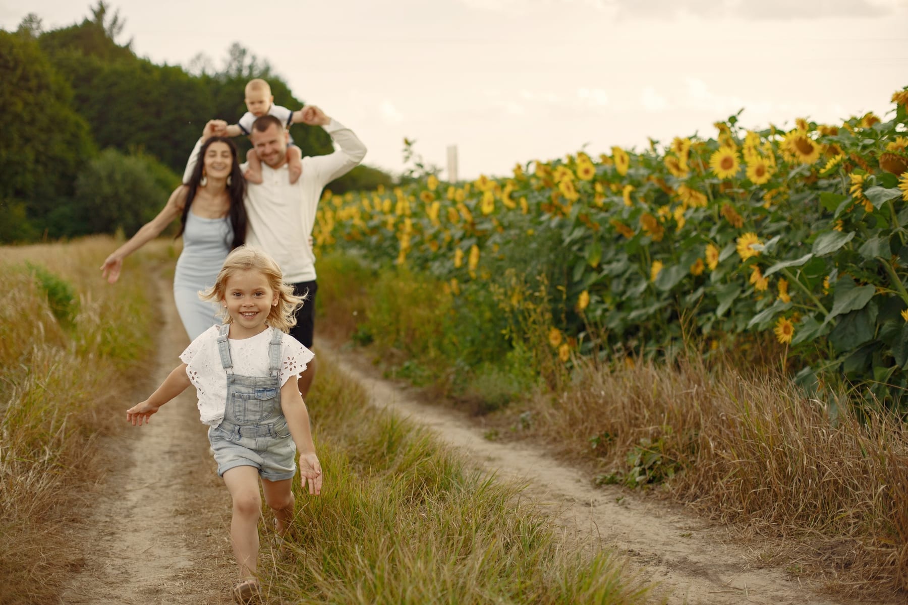 Una familia comparte tiempo entre girasoles