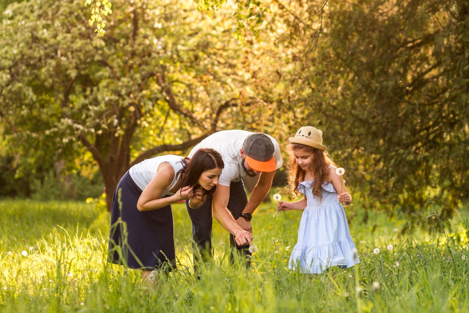 Una familia descubre un diente de león en el jardín