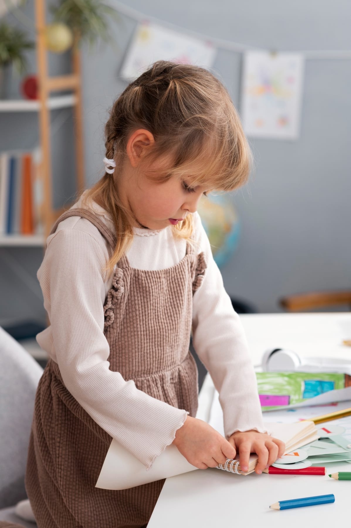 Una niña desarrolla una propuesta creativa y educativa