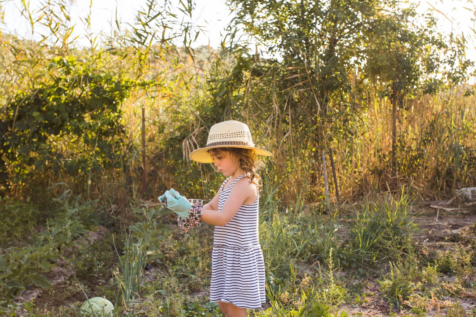 Una niña participa en una experiencia vinculada con la naturaleza