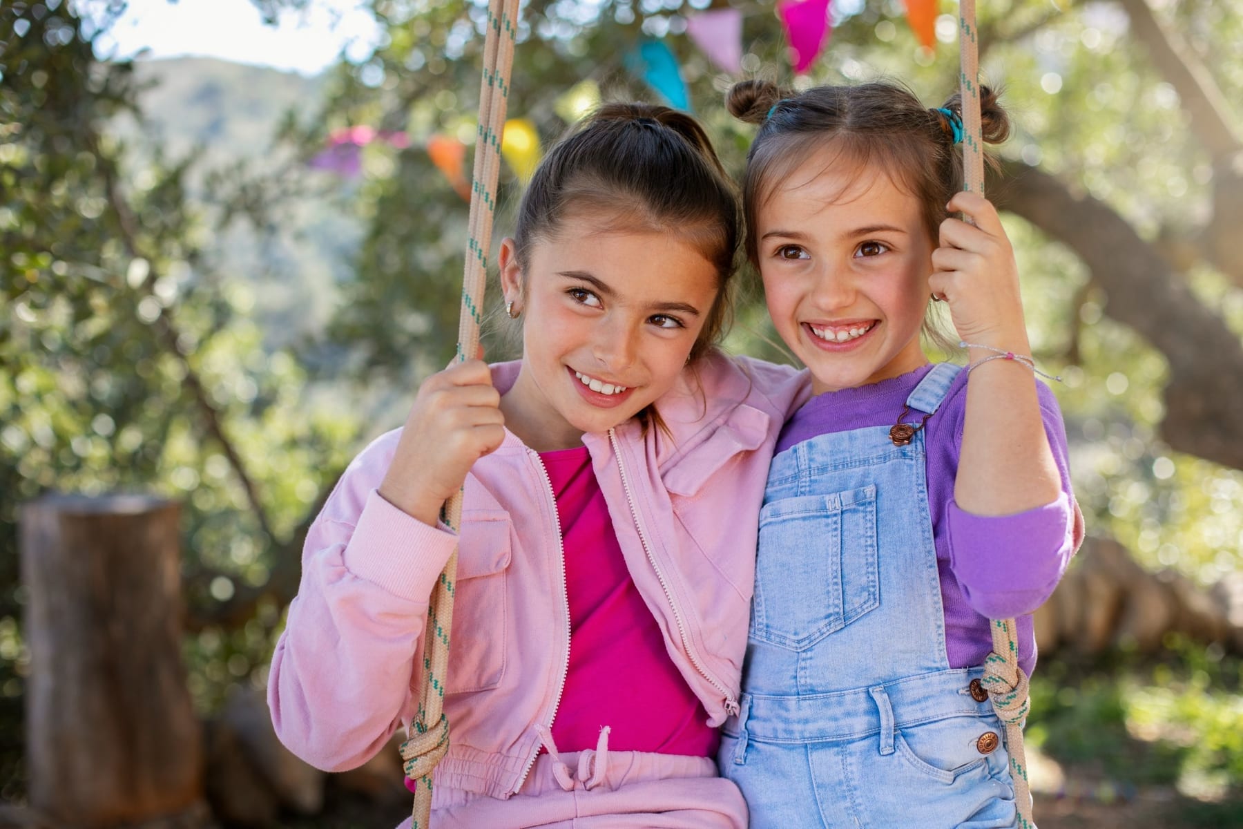 Dos niñas comparten una experiencia al aire libre
