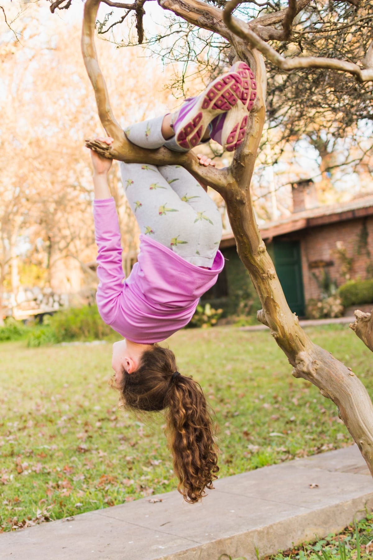 Una niña se mueve con confianza entre los árboles