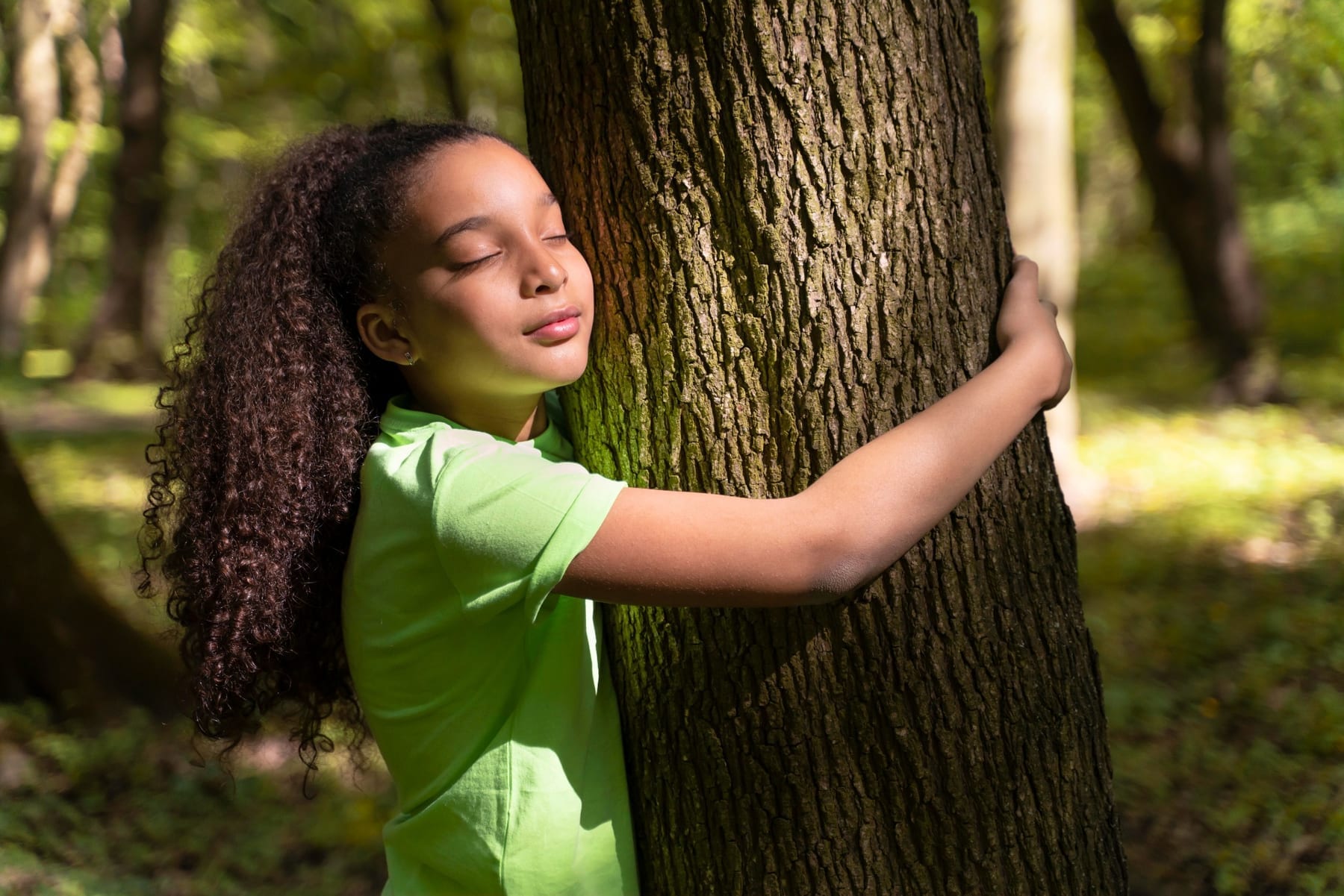 Una niña se relaciona con la naturaleza