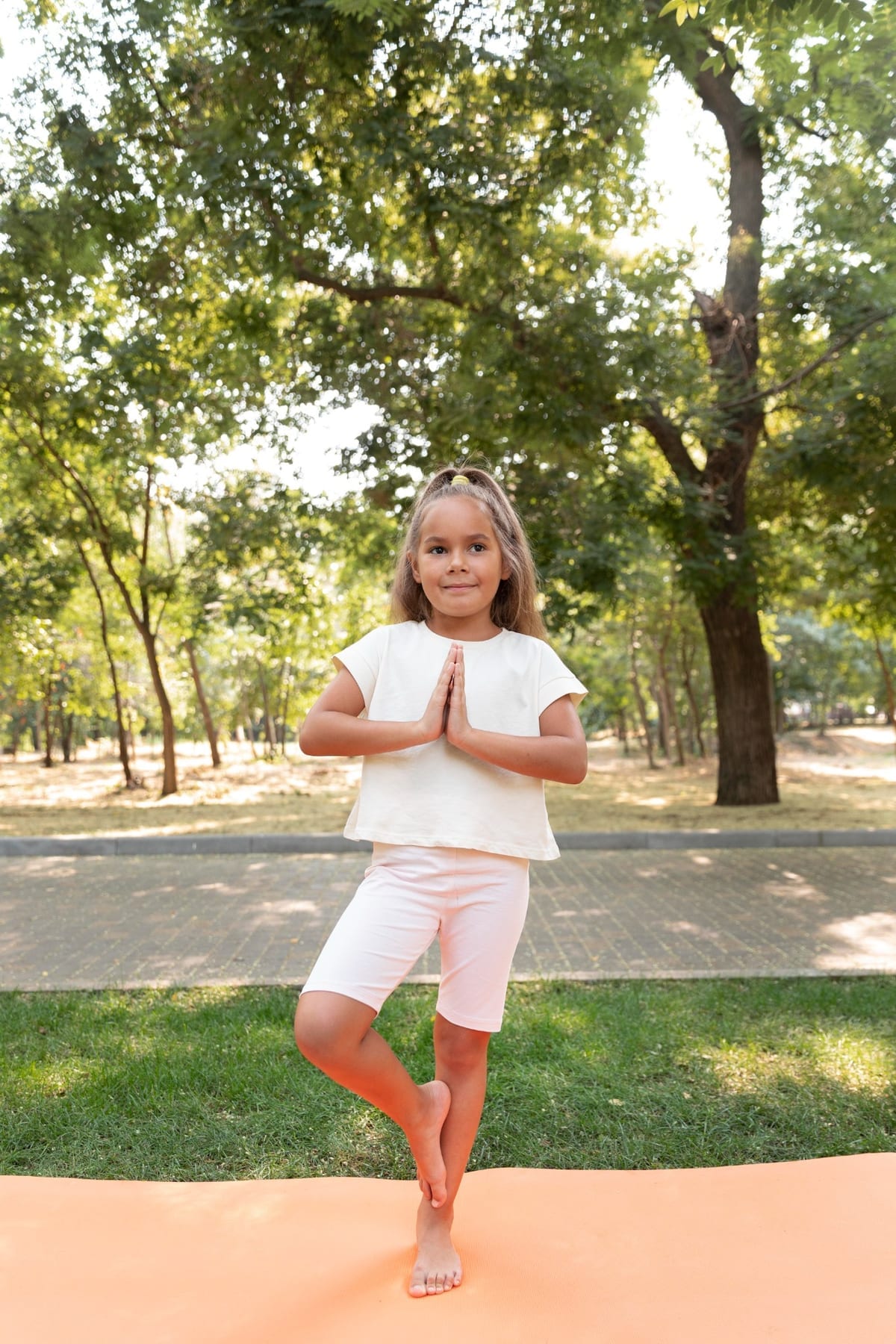 Una niña explora el equilibrio y el movimiento