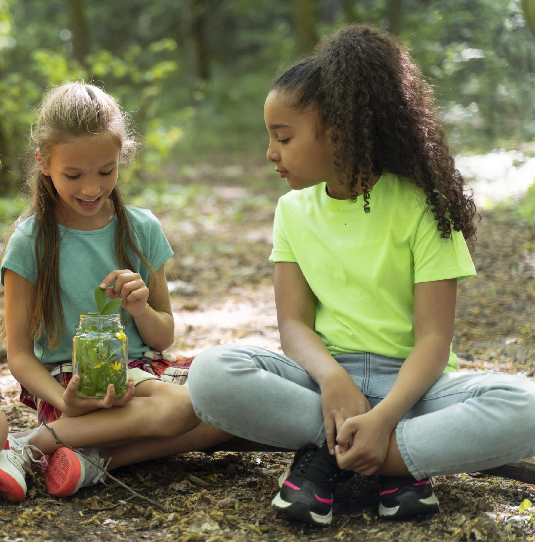 Niñas comparten una experiencia de descubrimiento en la naturaleza