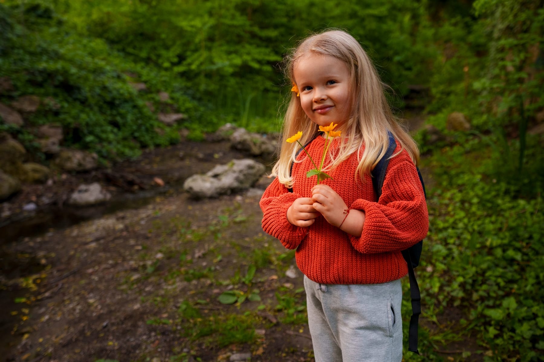 Una niña explora la naturaleza y se hace preguntas