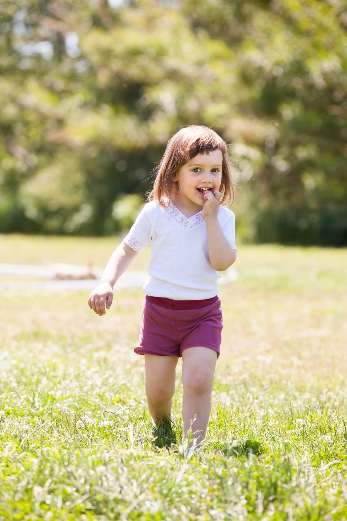 Una niña pequeña descubre su entorno al aire libre