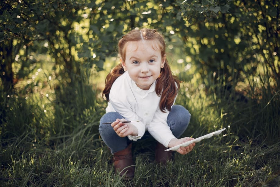 Una niña descubre y crea en la naturaleza