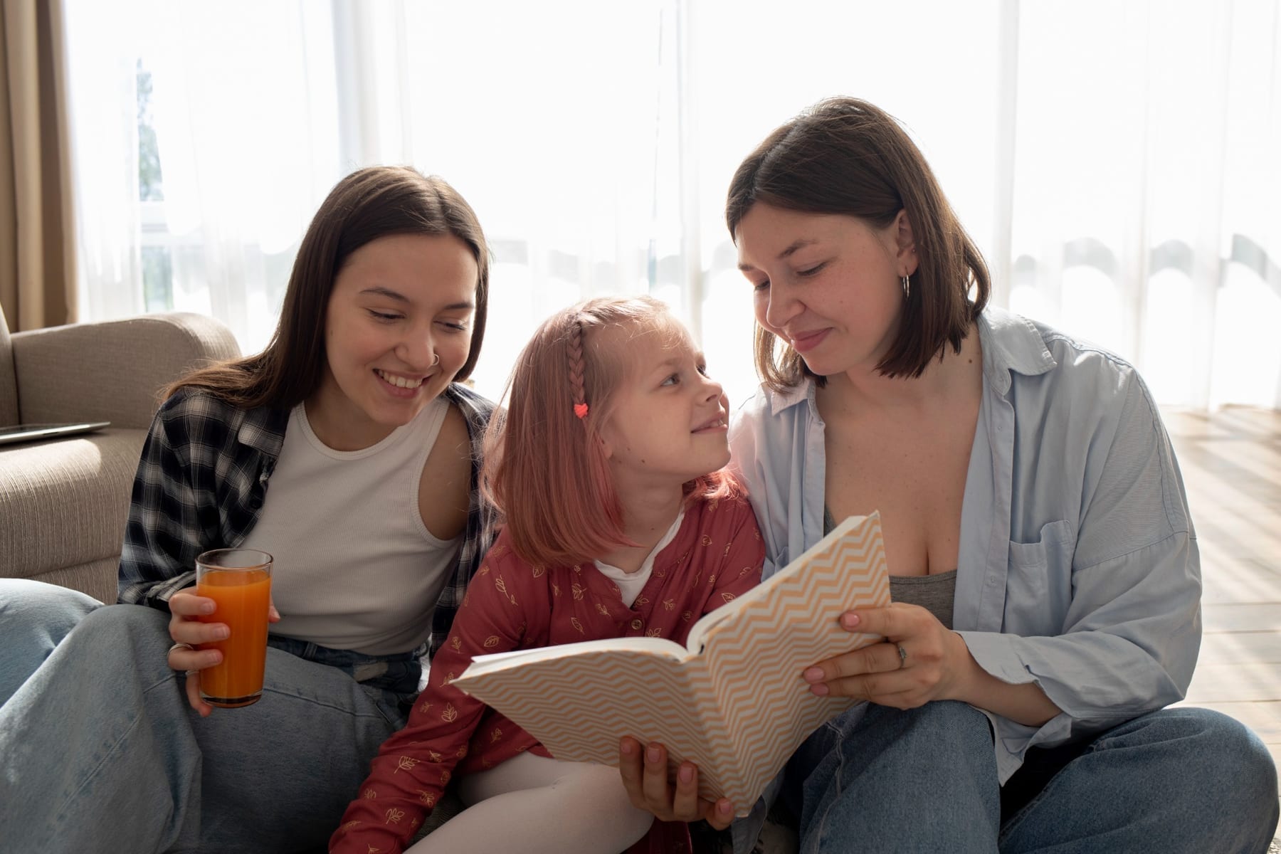 Una niña comparte una lectura con mujeres de su familia