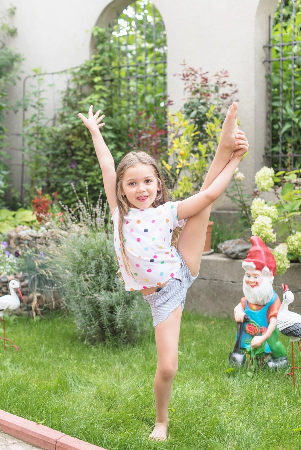 Una niña explora sus capacidades a través del movimiento