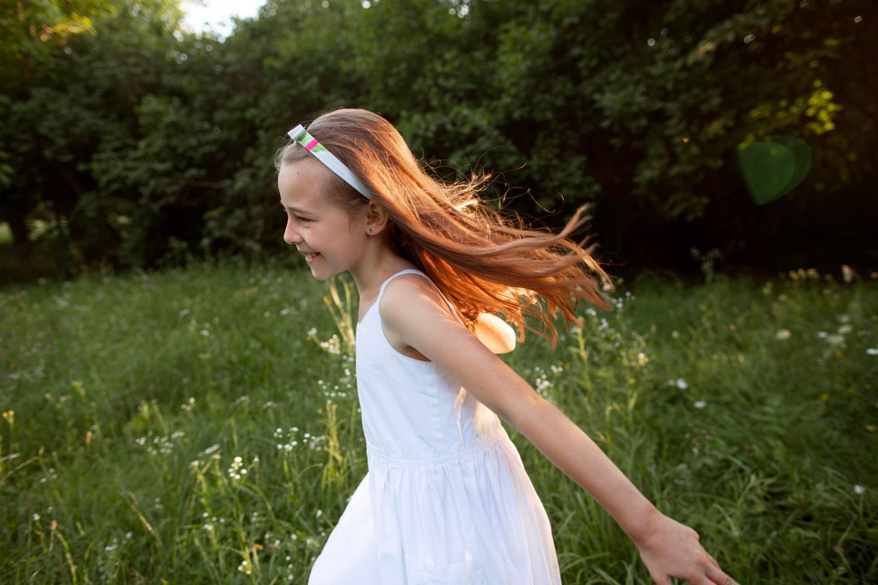 Una niña disfruta y se expresa libremente en la naturaleza