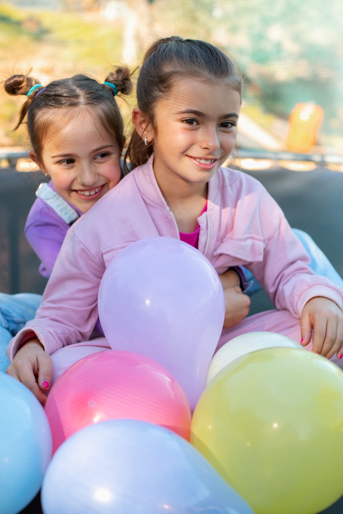 Dos niñas comparten juego, alegría y crecimiento