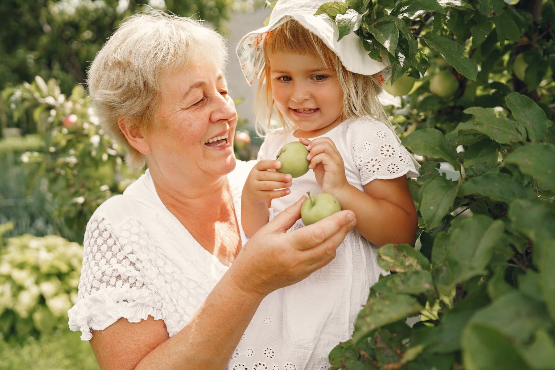 Abuela y nieta comparten memoria, afecto y conocimientos entre generaciones