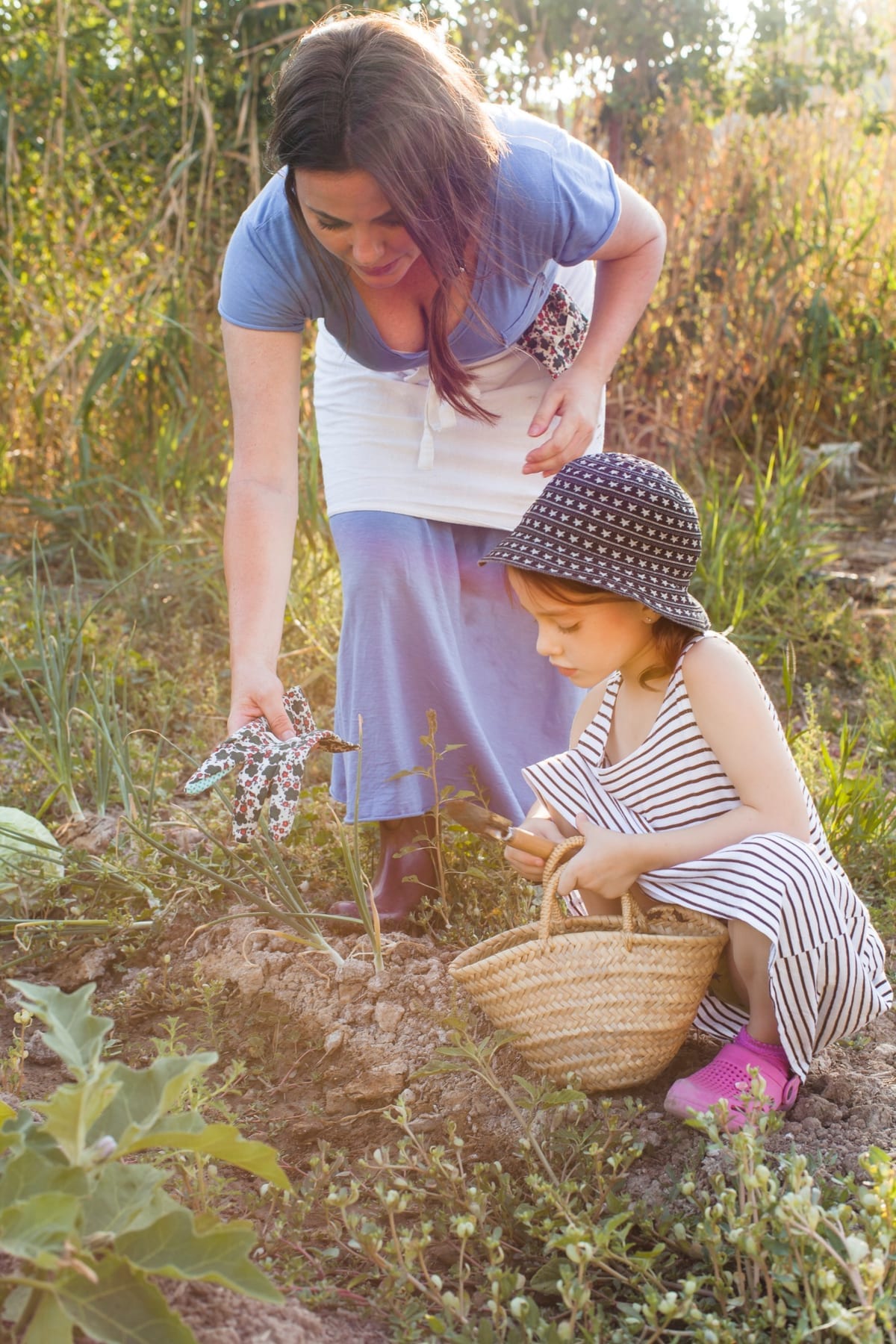 Una madre y su hija comparten una experiencia vinculada con la tierra